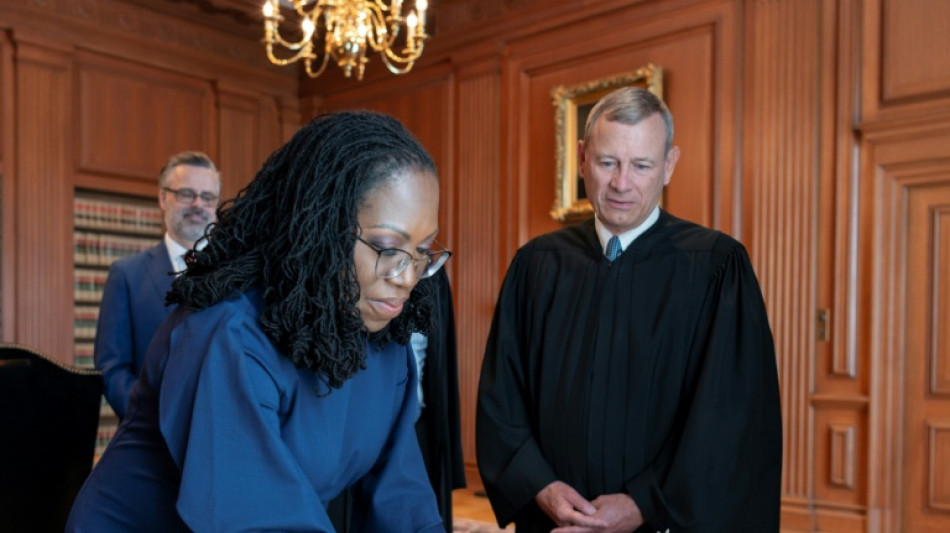 Nuevo hito en EEUU al asumir la primera mujer negra en la Corte Suprema