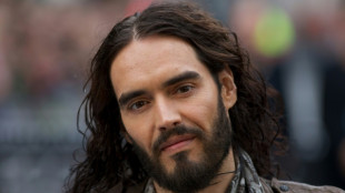 Mulher acusa ator Russell Brand de exibicionismo