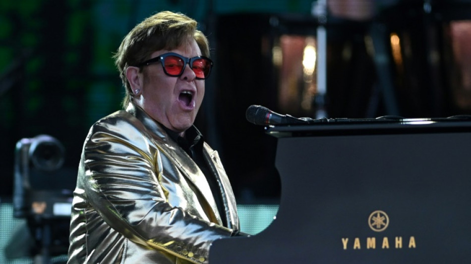 Fãs de todo o mundo assistem ao último show oficial de Elton John