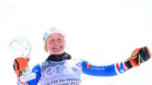 Worley secures 'emotional' giant slalom  title