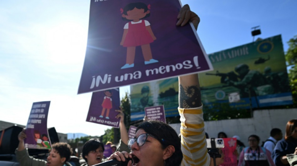 Protesto em El Salvador exige fim da violência contra meninas e mulheres