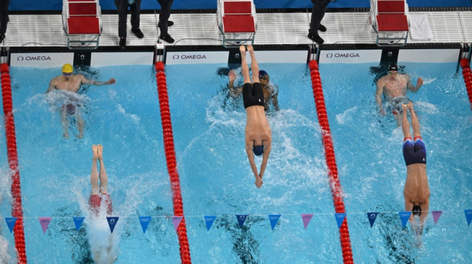 China é ouro no revezamento 4x100m medley masculino; França leva bronze com Marchand