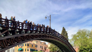 Canal Grande colorato di verde e rosso, bloccati francesi