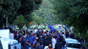 Policías chocan con manifestantes antivacunas en Nueva Zelanda