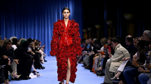 Balmain se recupera com brilho e flores após roubo de peças em Paris