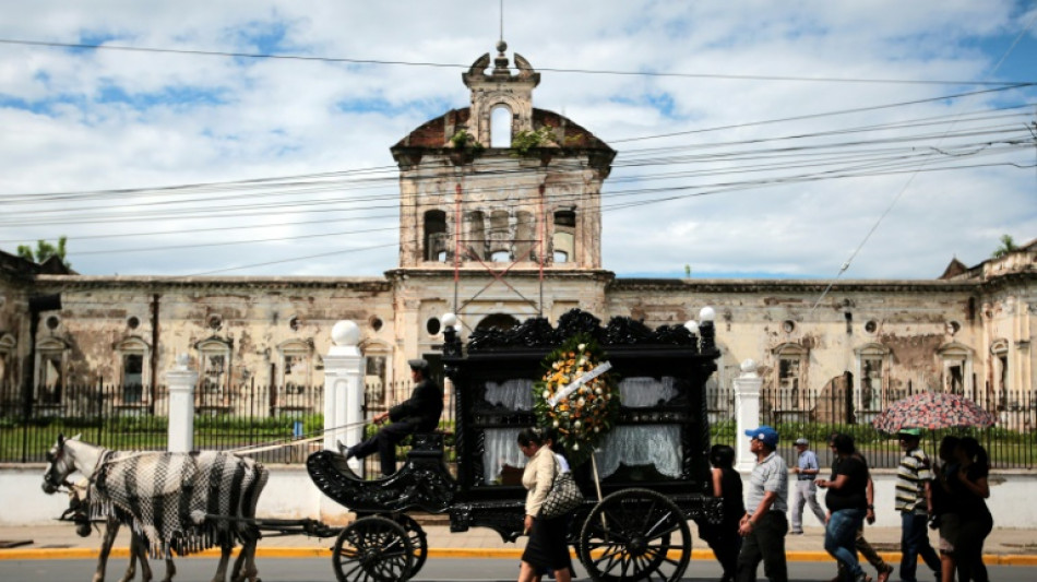 Ricos e pobres compartilham tradição das carruagens fúnebres na Nicarágua