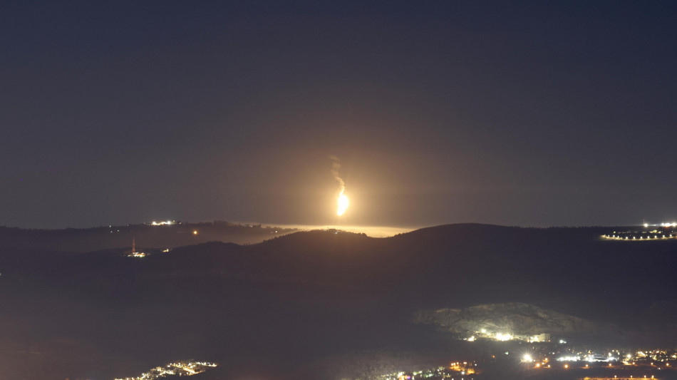 Idf, colpiti obiettivi Hezbollah in più di 10 aree in sud Libano