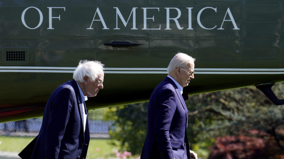 Bernie Sanders si schiera con Biden, 'resti candidato'