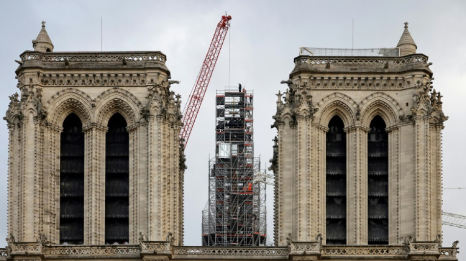 A un an de la réouverture, Macron visite le chantier de Notre-Dame de Paris