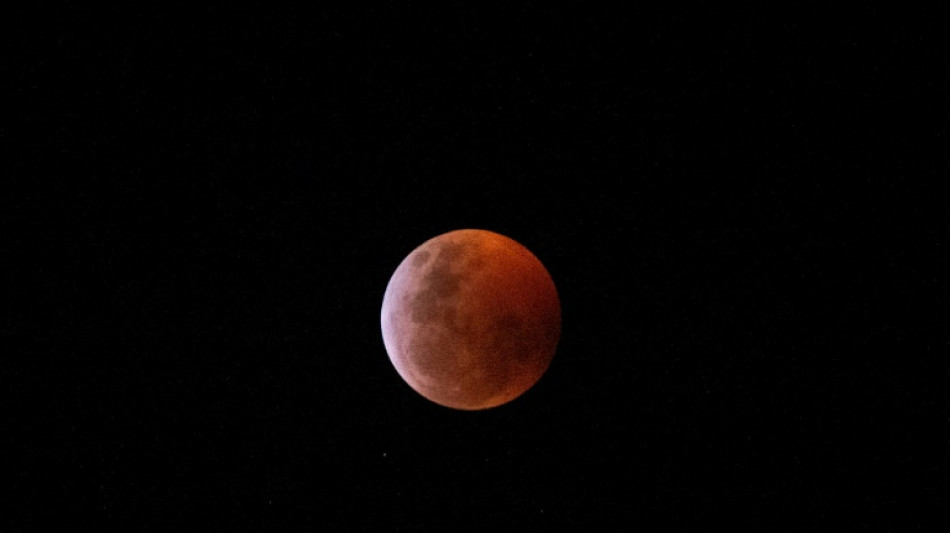 Un eclipse total teñirá a la Luna de rojo la noche del domingo