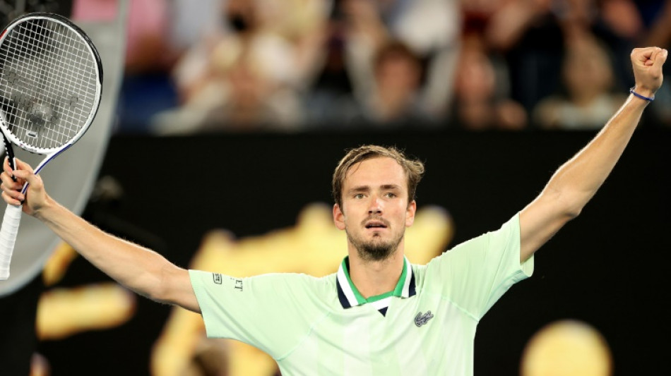 Medvedev derrota a Tsitsipas y se cita con Nadal en la final del Abierto de Australia