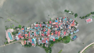 Los suburbios de la capital de Vietnam, Hanói, siguen sumergidos por las aguas
