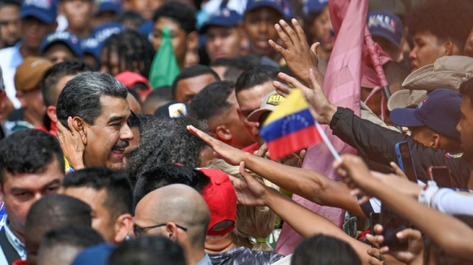 Maduro marcha com estudantes após nomear equipe de campanha na Venezuela