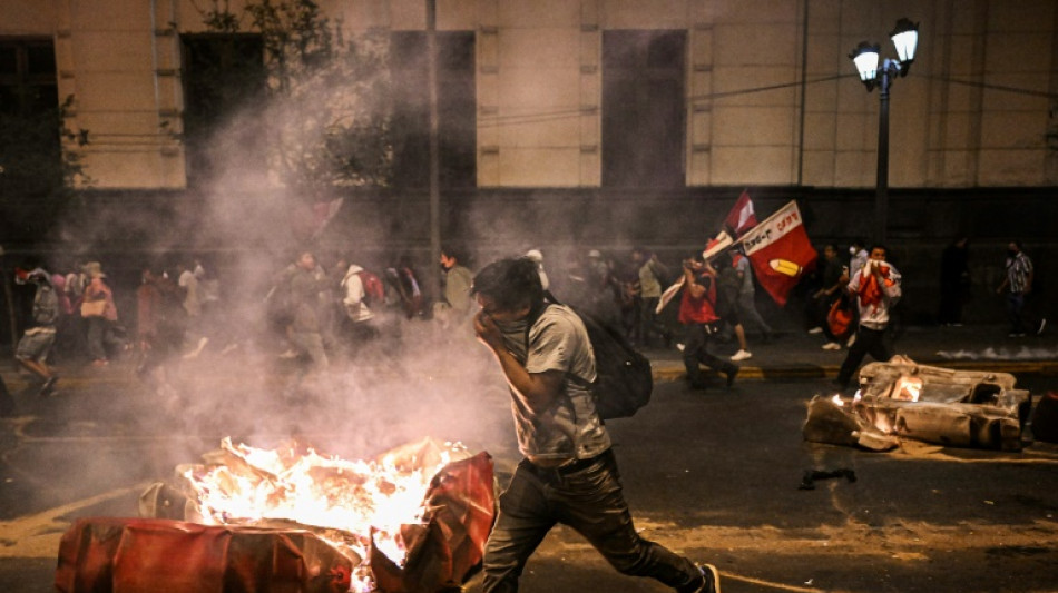 Manifestantes toman aeropuerto de Arequipa pese a anuncio de elecciones anticipadas en Perú