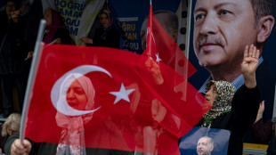 Erdogan leads prayers on eve of fight for political life