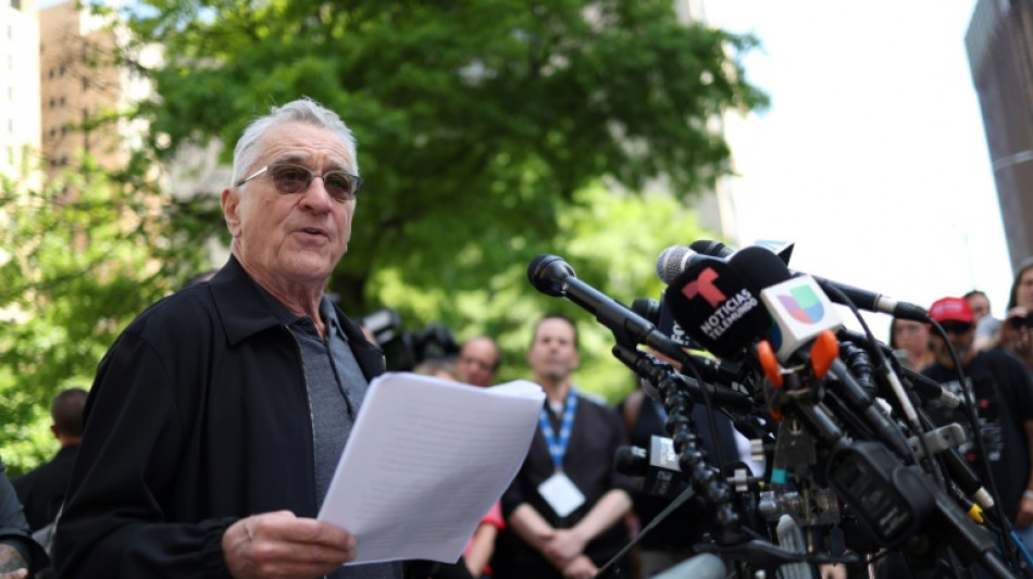 "Un clown": De Niro attaque Trump devant le tribunal de New York