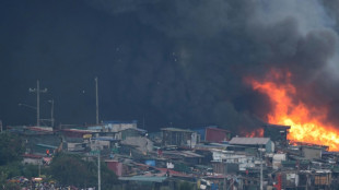 Incendio en una barriada de la capital de Filipinas quema cientos de hogares