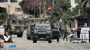 Israelische Soldaten binden verletzten Palästinenser an Militärfahrzeug fest