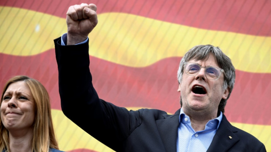 Investidura del nuevo presidente catalán, opacada por el regreso del independentista Puigdemont