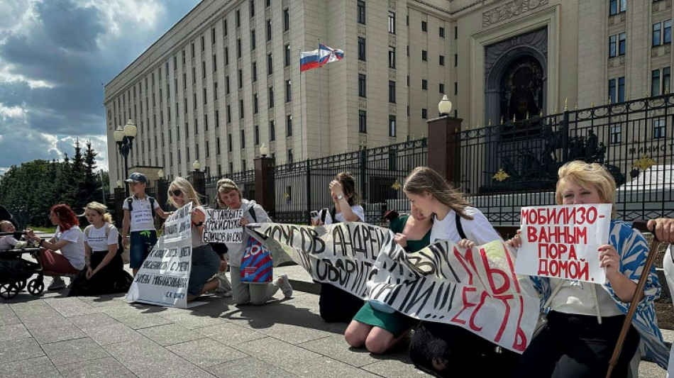 Mujeres de soldados movilizados en Ucrania protestan frente al Ministerio de Defensa en Moscú