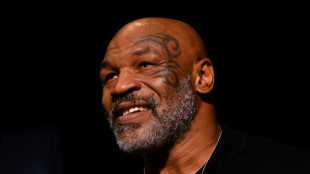 Mike Tyson frappe un passager qui l'importunait à bord d'un avion (média)