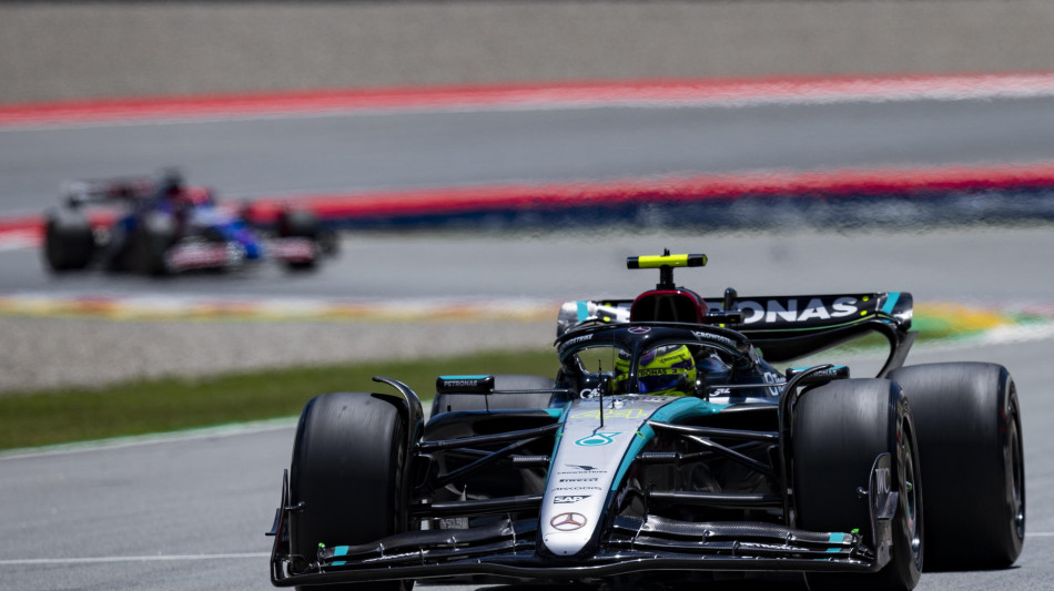 F1: Hamilton vola nelle seconde libere in Spagna, Sainz insegue