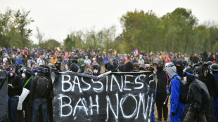 Deux-Sèvres: encore 2.000 personnes rassemblées contre la "bassine"