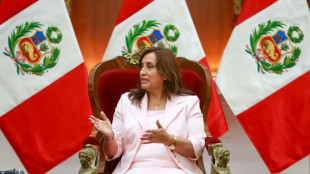 Presidenta de Perú instala su gabinete en medio de protestas