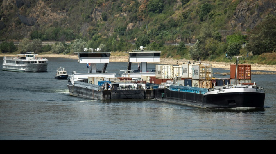 Une péniche en panne bloque le Rhin, déjà difficilement navigable par manque d'eau