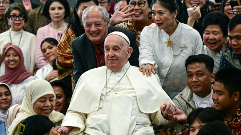 El papa concluye su visita a Indonesia con encuentro interreligioso en una mezquita