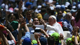 Ator Roberto Benigni rouba o protagonismo do papa Francisco no Vaticano