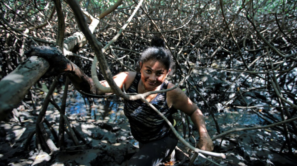 When men won't 'get dirty', Nicaraguan women dig for cockles