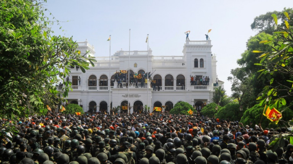 Sri Lanka: des manifestants envahissent les bureaux du Premier ministre après la fuite du président