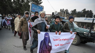 Mujeres afganas que trabajan para oenegés, amenazadas de muerte si no llevan burka