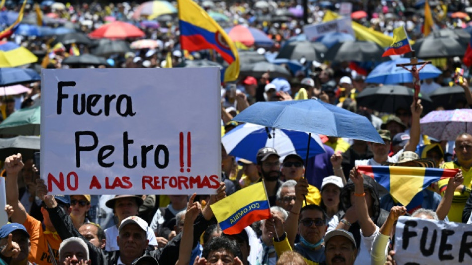 Milhares protestam na Colômbia contra governo de Gustavo Petro