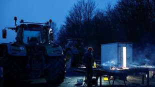 Agricultores mantêm cerco a Paris e aguardam anúncio do governo