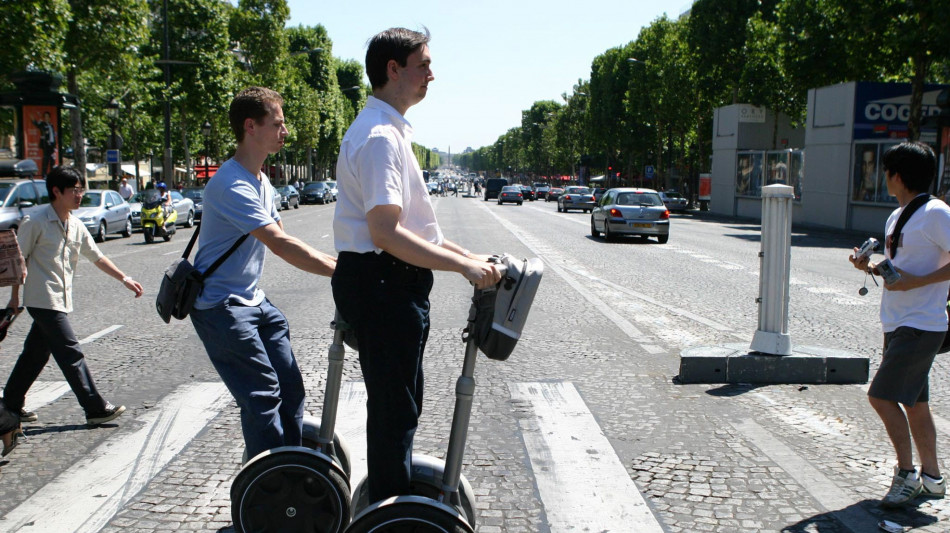 A Parigi caos bici e monopattini, 'serve regolamentazione'