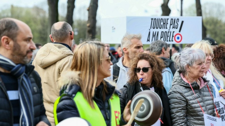 "Touche pas à ma poêle": les salariés de Seb mobilisés contre la loi sur les PFAS