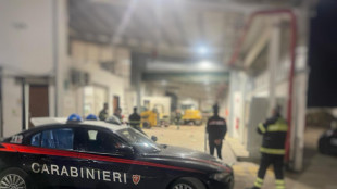 Incastrato nel nastro trasportatore, morto operaio