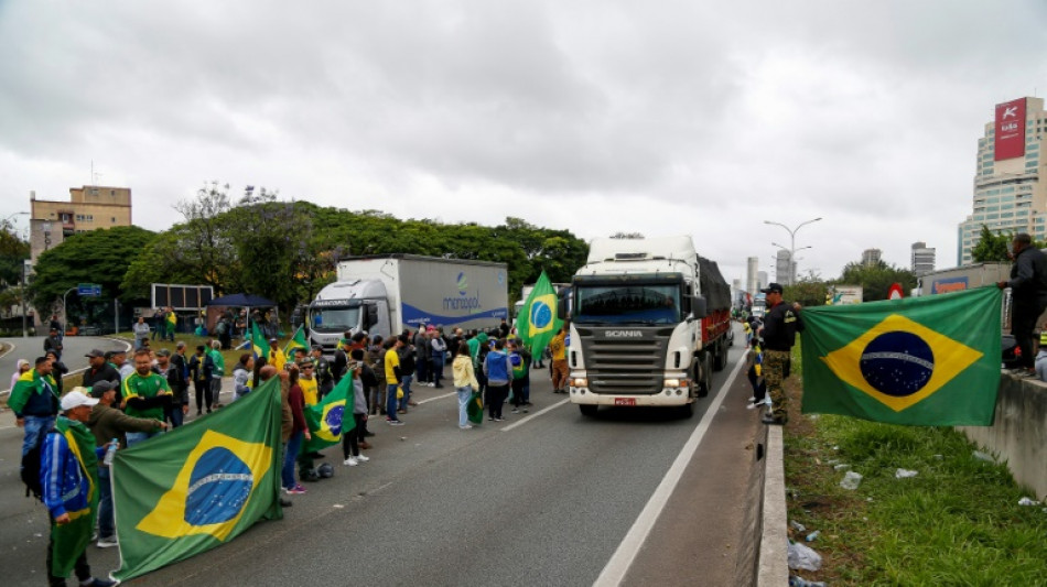 Défaite de Bolsonaro: des milliers de Brésiliens exigent une intervention de l'armée