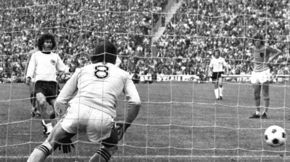 Golden generation Dutch keeper Jongbloed dies aged 82