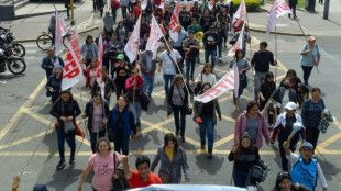 Centenas de professores protestam por melhores salários no Peru