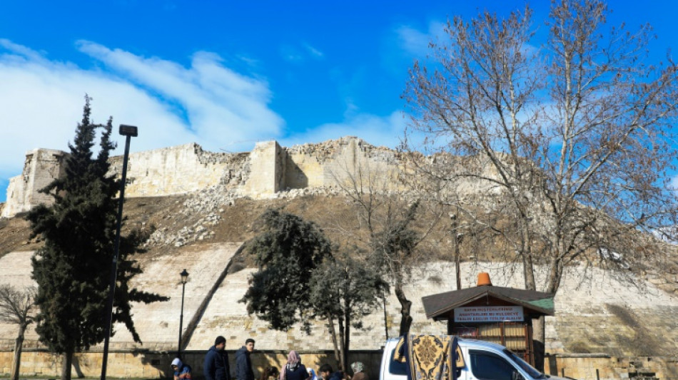 Turkish quake survivors face big freeze in cars, tents