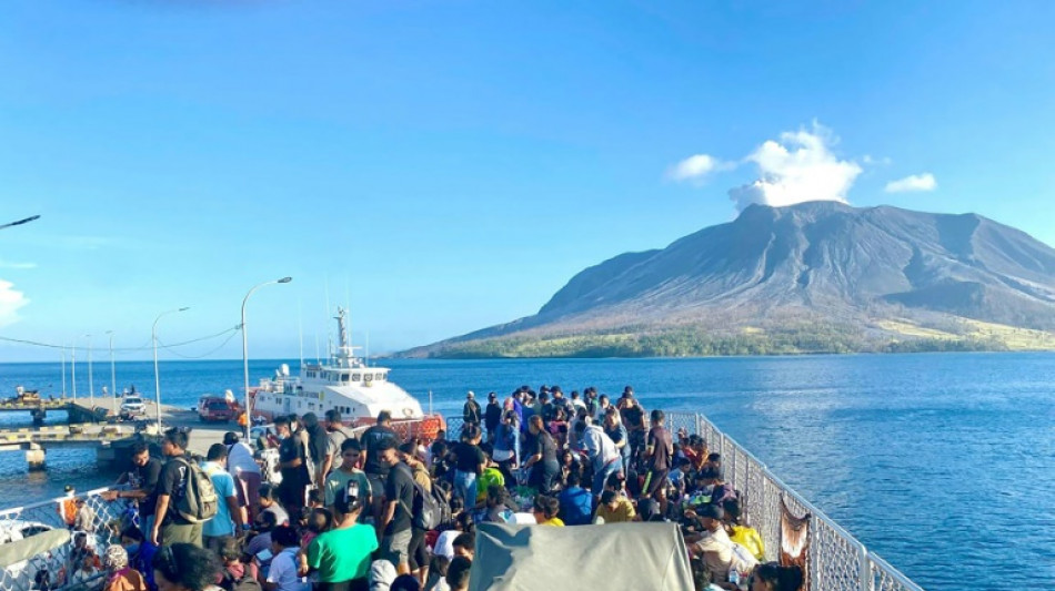 Indonesia rebaja el nivel de alerta tras la erupción del volcán Ruang y reabre el aeropuerto