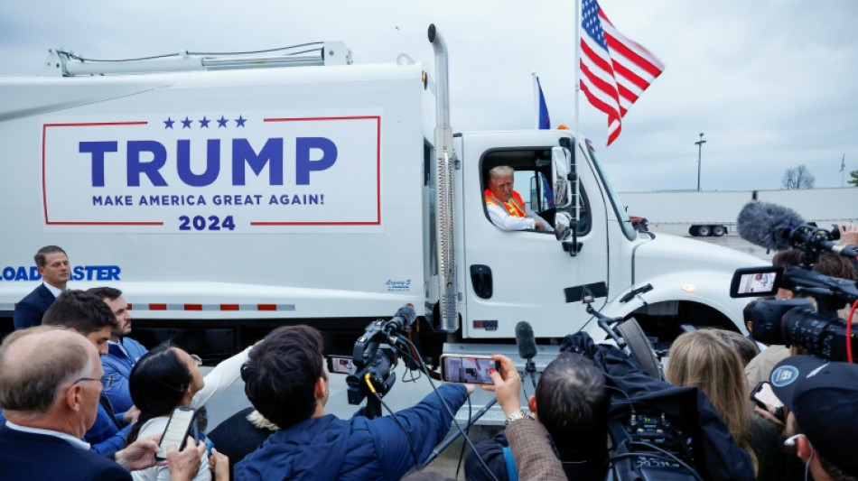 Trump se sube a camión de basura en protesta por desliz de Biden sobre sus seguidores