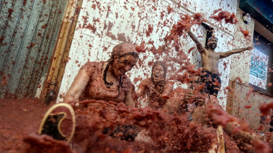 Vuelve "la Tomatina", la guerra de tomates de un pueblo de España