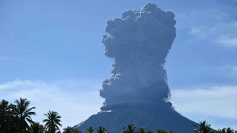 Indonésie: le volcan Ibu projette une énorme colonne de cendres