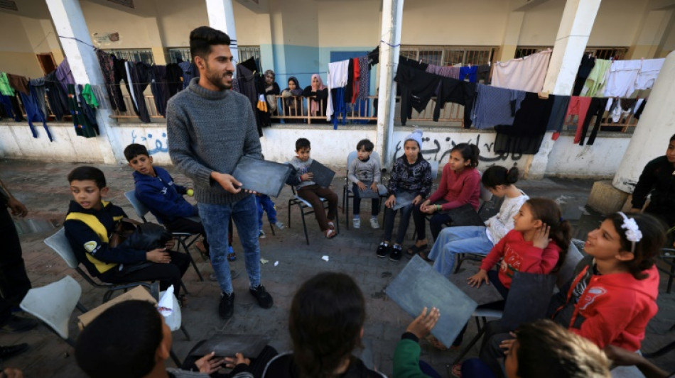 Professor deslocado retoma aulas em escola transformada em abrigo em Gaza 