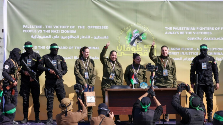 Hamás muestra a las rehenes israelíes en una ceremonia antes de su liberación