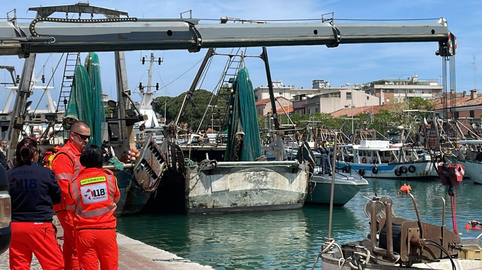 Auto nel porto canale a Rimini, sommozzatori in azione